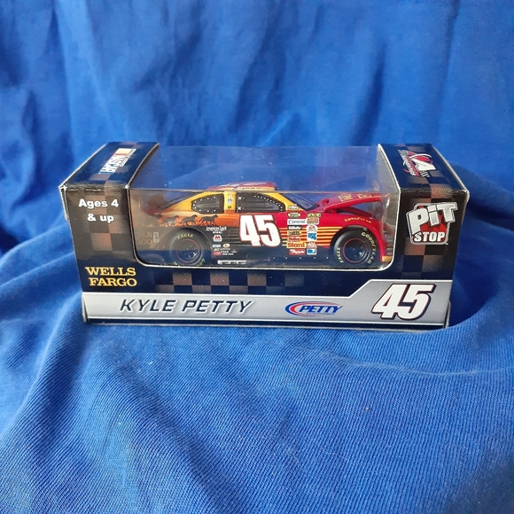 💯RARE Nascar 2007 #45 Wells Fargo Car Kyle Petty 1:64 Pit Stop $12.50 🇨🇦 Ship - Picture 10 of 16